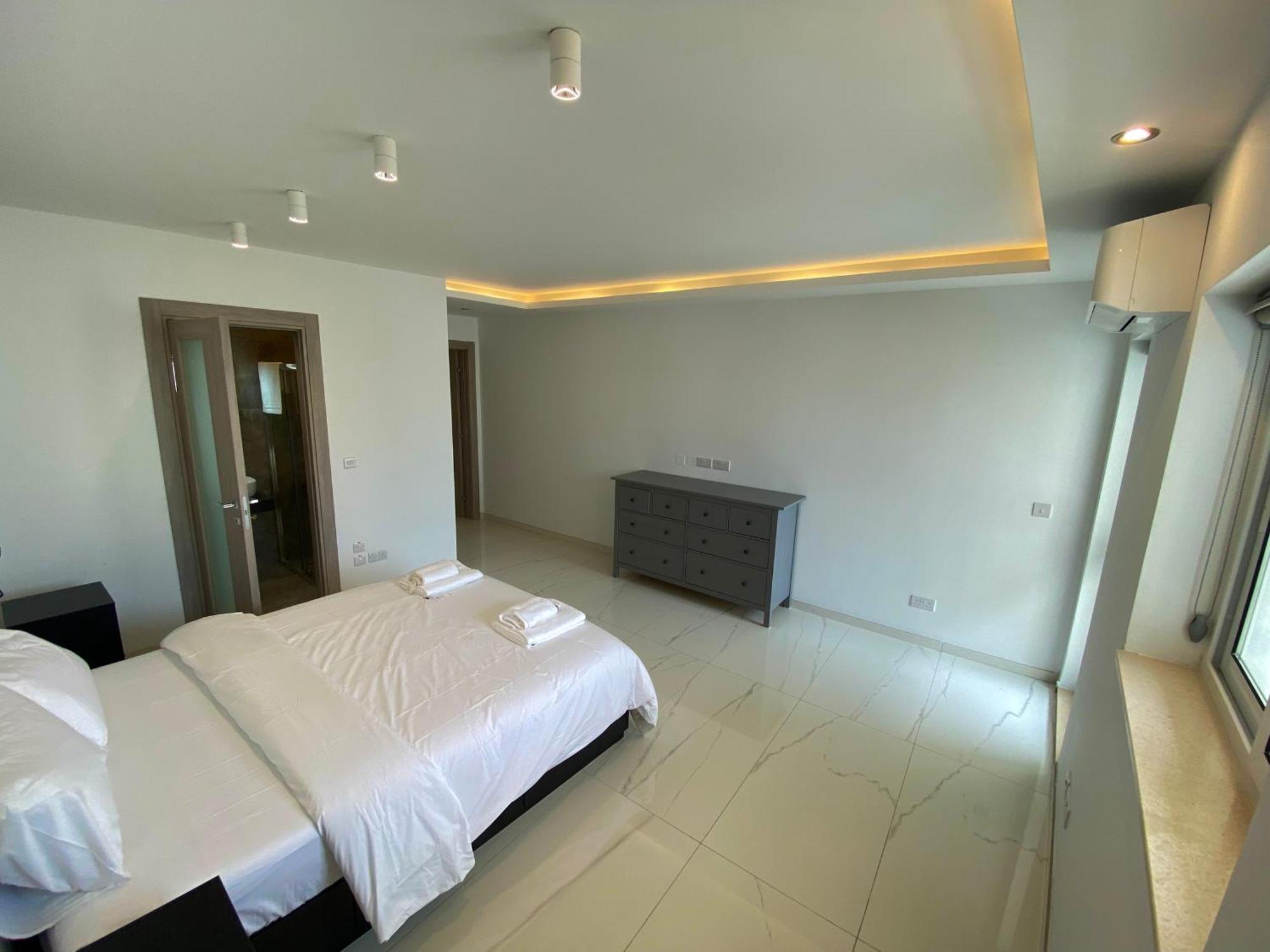 Tigne Sliema Three Bedrooms Apartment Luaran gambar